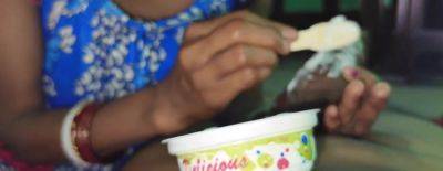 Puja Bhabhi Ne Apne Yaar Ka Land Par Ice Cream Lagakar Chat Chat Kar Khaya - desi-porntube.com - India
