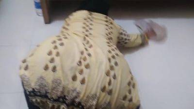 زوجة الاب السعودية الجميلة عالقة في التنظيف تحت السرير - Saudi Milf Stepmom Gets Stuck Under Bed - desi-porntube.com - India - Saudi Arabia