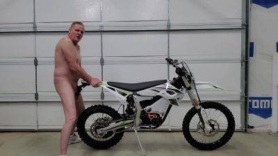 Kevin Yardley Fucks His E Bike For A Shocking Orgasm - upornia.com