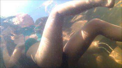 candid bikini asses spreading underwater almost showing pussy lips - txxx.com - Romania