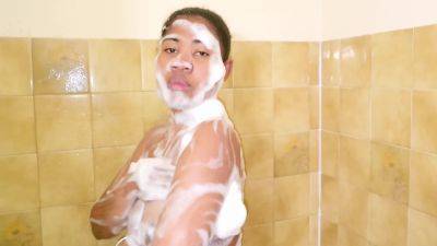 Sexy Ebony - Teen 18+ Takes A Hot Shower - desi-porntube.com - India