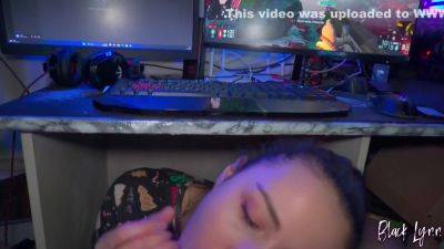 Newbie Streamer Takes Her First Donate Under Table - hclips.com
