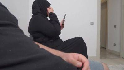 Public Dick Exposure! A Naive Muslim Woman Catches Me in the Waiting Room. - veryfreeporn.com