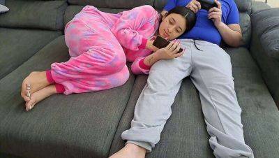 Blow Job - Stepsister Gives Brother Blowjob & Swallows Cum While He Games - porntry.com