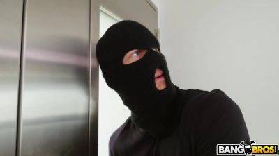 Kendra Lust Takes Control of The Thief - hotmovs.com
