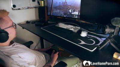 Distracting his gaming with a good blowjob - hotmovs.com