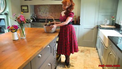 Red XXX - Horny Housewife Red Xxx Masturbates With Black Dildo On Kitchen Floor - veryfreeporn.com - Britain