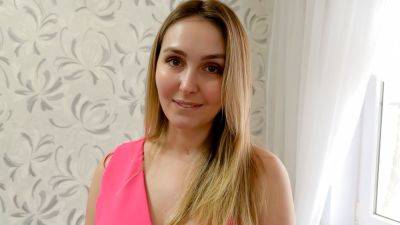 Stepmom visits her ex-Stepson and can’t resist getting on her knees - hclips.com