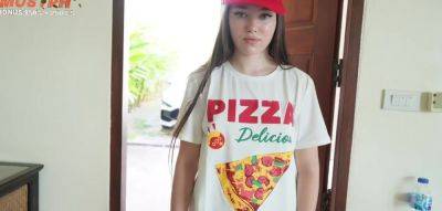 Fucked a pizza delivery girl for being late, got a tip with a powerful creampie in her pussy - inxxx.com