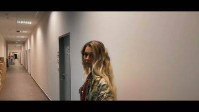 Vanessa Leone cheats on her cuckold boyfriend with Steve Q in public and gets her pretty face painted with cum - sexu.com
