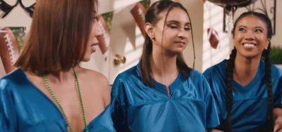 Blake Blossom - Nicole Doshi - Hailey Rose - Nicole - A bets a bet so start licking my pussy - inxxx.com