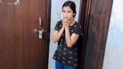 Desi Step Sister Fucked Hard After Chocolate Temptation - Naasrin Khan - porntry.com - India