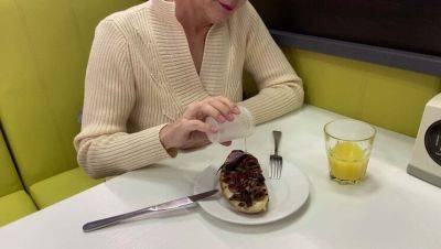 Mature MILF in Restaurant Eats Cum Off Food - Huge Cumshot Close-Up - veryfreeporn.com - Russia