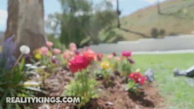 Jessy Jones And Valentina Nappi - Thicc Landscaper Loves Big Dick - hotmovs.com
