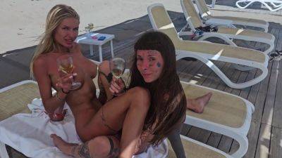 I Love It When All People Look At Us While We Have Sex On The Beach - hclips.com