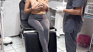 Voy a consulta médica y el doctor no se resiste a mis grandes tetas de milf - ah-me.com