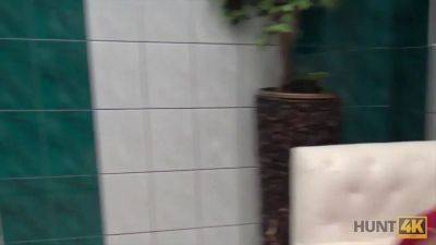 Hunt4k. aventuras sexuales en una piscina privada - sexu.com - Czech Republic