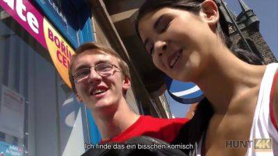 Hunt4k. der junge hahnrei sieht zu, wie seine wunderschöne freundin madelina dee geld verdient - sexu.com - Czech Republic