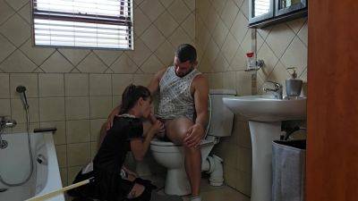 je me fais tailler une pipe sur les chiottes - txxx.com - France