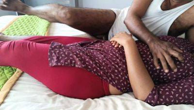 Hot Chennai Housewife Fucks Her Manager in Bed - Desi Aunty Cheating - porntry.com - India
