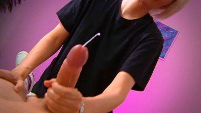 Blonde MILF gives handjob until cumshot - Amateur POV homemade video - veryfreeporn.com