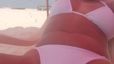 Fucking On The Beach While Everyone Watches Her Pussy - desi-porntube.com - India