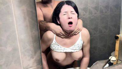 Amateur Latina Stepsister Surprised In Bathroom By Stepbrother's Big Dick - veryfreeporn.com - Colombia
