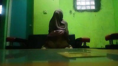 Delicious Asian teen hijab pussy wiggle homemade creampie - porntry.com - Indonesia