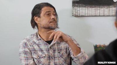 Oliver Flynn - Oliver Flynn And Angel Youngs In Make-up Anal Sex Video - hotmovs.com