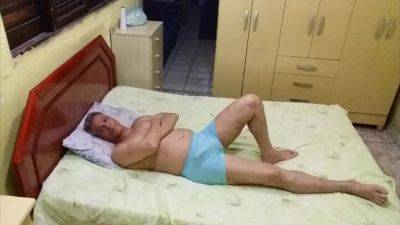 Descansando Gostoso Com o Pau Duro 004 - hclips.com
