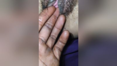 Desi Wife Ne Apni Chut Mein Ungli Karai - desi-porntube.com - India