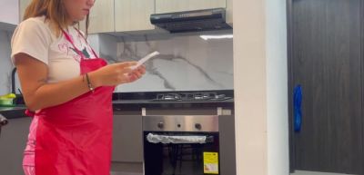 Chica latina el fontanero haciendo un trabajo para poder pagarle con sus lindas tetas y semen - inxxx.com