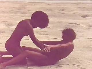 Lesbian scenes from the year 1975 - sunporno.com