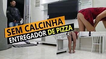 Cristina Almeida recebendo entregador de pizza de mini saia e sem calcinha na quarentena. - xvideos.com