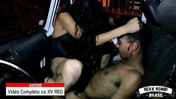 Estranho ajuda Capetinha safada em troca de buceta (Completo no RED) - xvideos.com