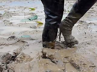 Two thai in thigh boots swim in mud!!! - sunporno.com - Thailand