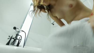 Ariel Mcgwire Bathing - hotmovs.com