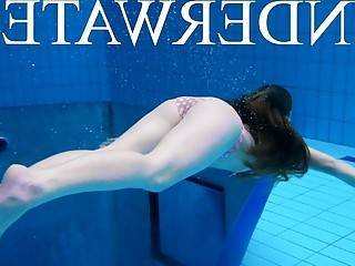 Sexy girl shows magnificent young body underwater - sunporno.com