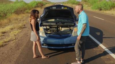 Man fixes her pussy instead of fixing her car - xbabe.com