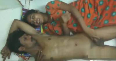 Indian couple having an amazing time on the floor together - hclips.com - India