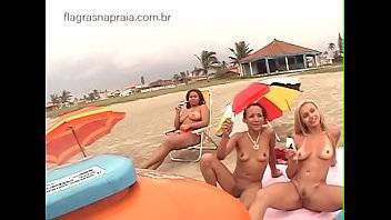 Vendedor de sorvete é surpreendido por grupo de garotas peladas na praia - xvideos.com