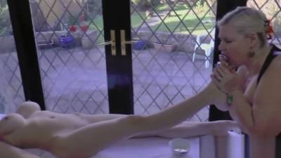 Massaging blonde old slut - hotmovs.com