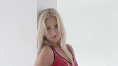 Cayla is a hot blonde who knows how to fuck - upornia.com