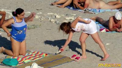 Naked women on the beach to excite us - hdzog.com
