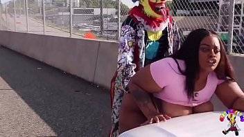 Gibby The Clown Fucks Juicy Tee On Atlanta’s Most Popular Highway - xvideos.com