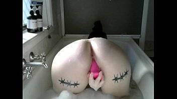 Sexy Teen Fucks Herself in the Bath - xvideos.com