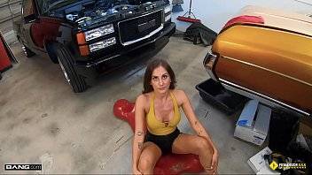 Roadside - Car Guru MILF Fucks Her Car Mechanic - xvideos.com