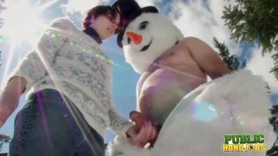 Publichandjobs Brandi De Lafey Strokes Frosty The Snowman While Stranded In The Mountains - hotmovs.com