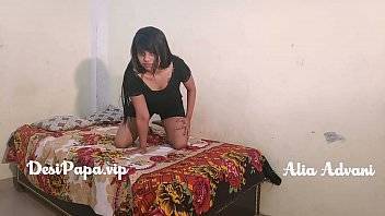 अलिअ अडवाणी बीवी की बहिन की नंगी वीडियो बना और ज़बरदस्त चुदाई की उस के रूम मई और गांड भी मरी - xvideos.com - India