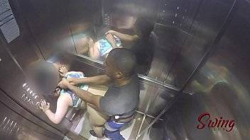 Sorayyaa e Leo Ogro foram pegos fudendo no elevador - xvideos.com